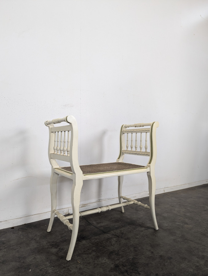 Banquette de piano Directoire en bois laqué crème cannée