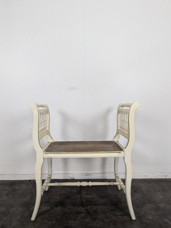 Banquette de piano Directoire en bois laqué crème cannée
