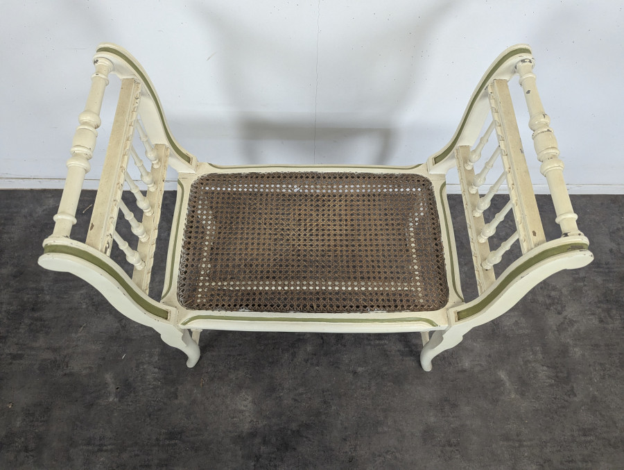 Banquette de piano Directoire en bois laqué crème cannée