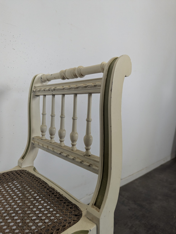 Banquette de piano Directoire en bois laqué crème cannée