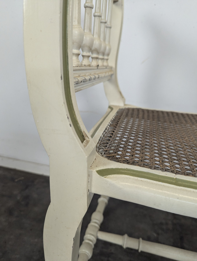 Banquette de piano Directoire en bois laqué crème cannée