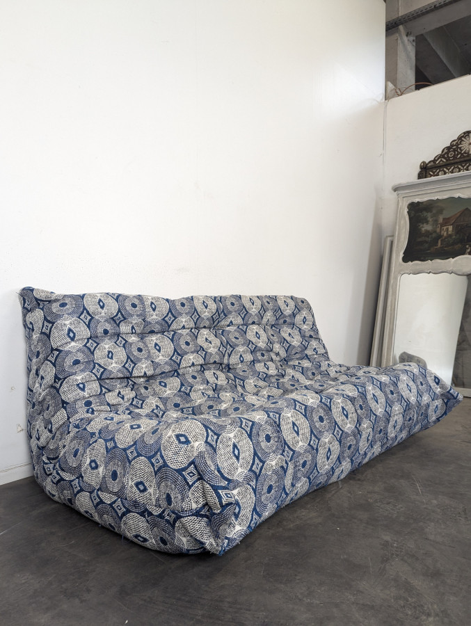 Canapé Togo trois places Ligne Roset en tissu à motifs bleus