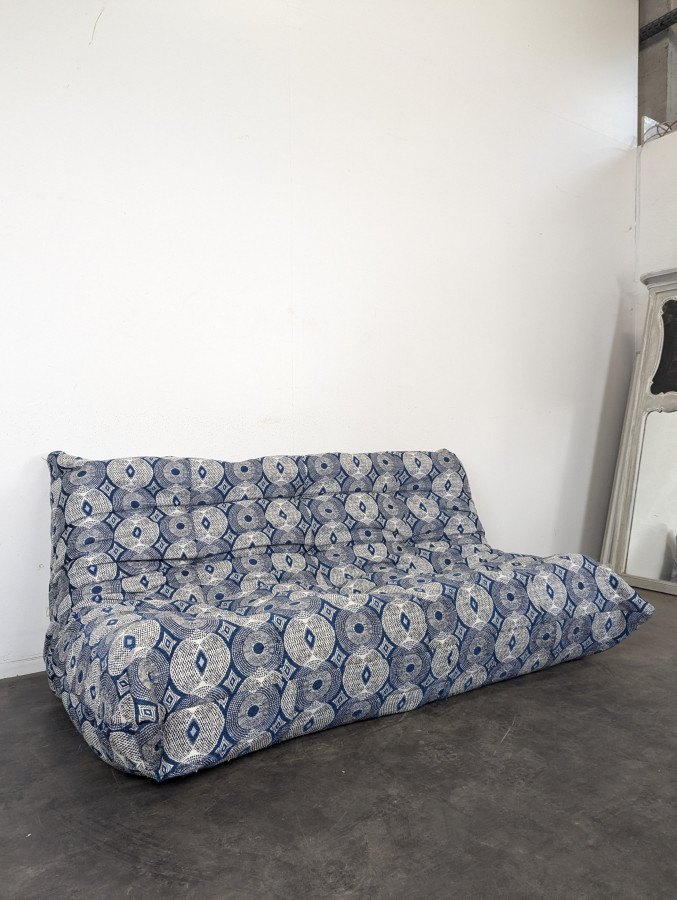 Canapé Togo trois places Ligne Roset en tissu à motifs bleus