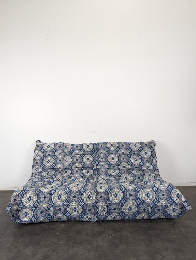 Canapé Togo trois places Ligne Roset en tissu à motifs bleus