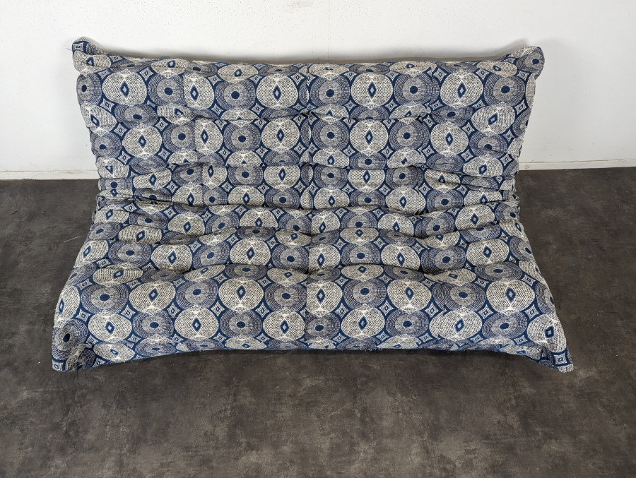 Canapé Togo trois places Ligne Roset en tissu à motifs bleus