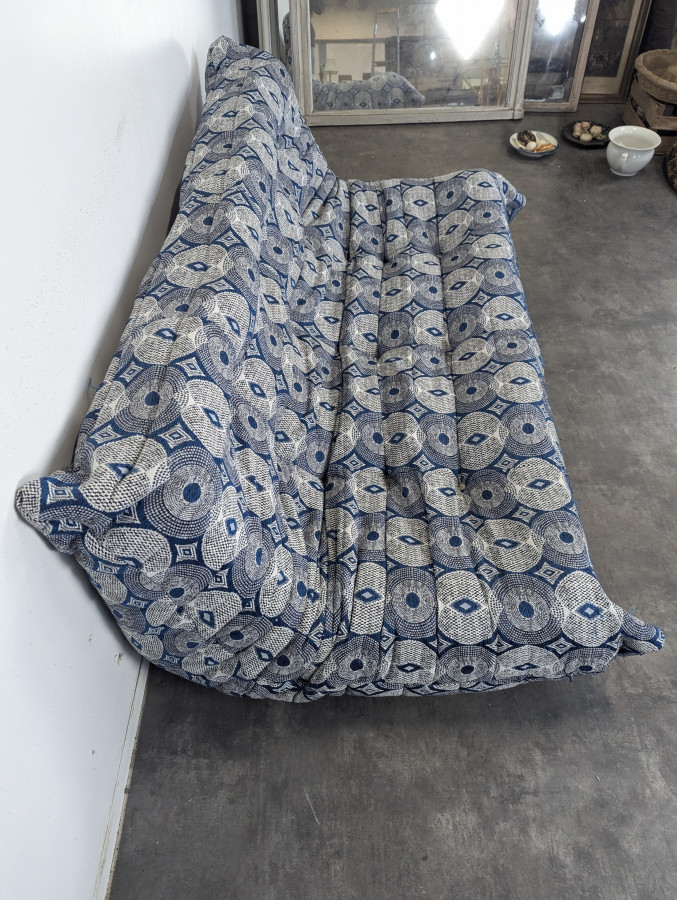 Canapé Togo trois places Ligne Roset en tissu à motifs bleus