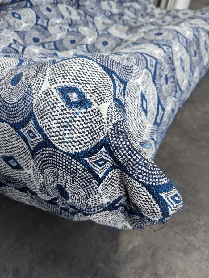 Canapé Togo trois places Ligne Roset en tissu à motifs bleus