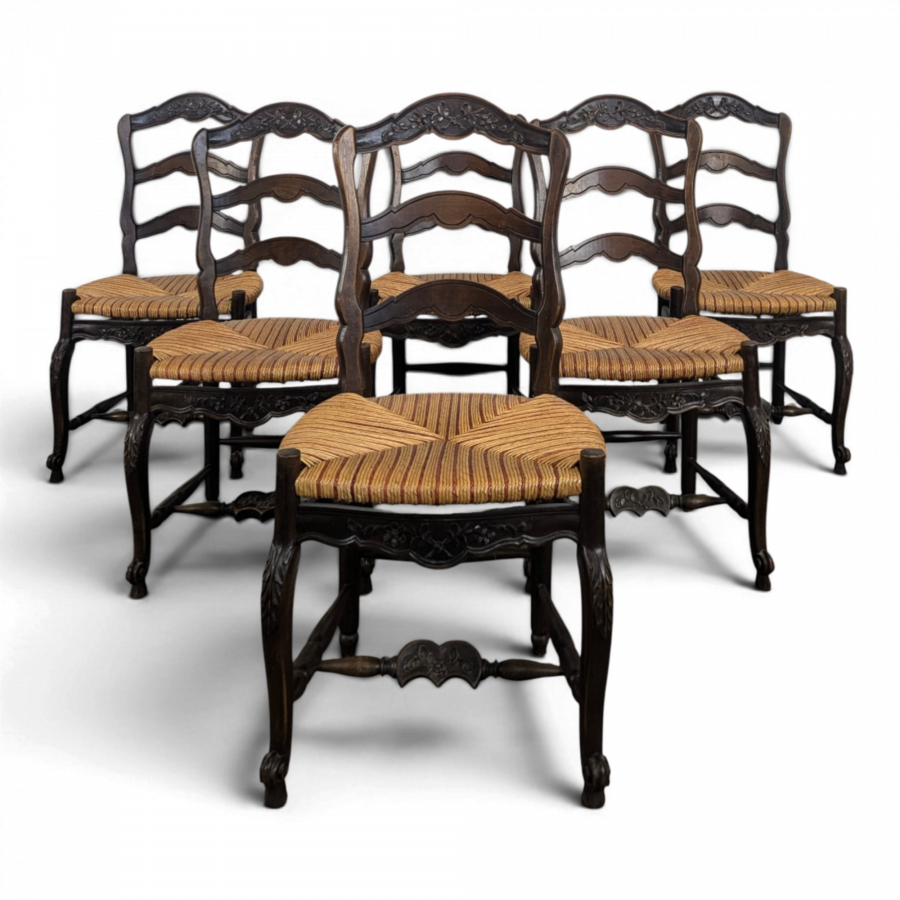 Série de 6 larges chaises de style Provençal en Noyer sculté