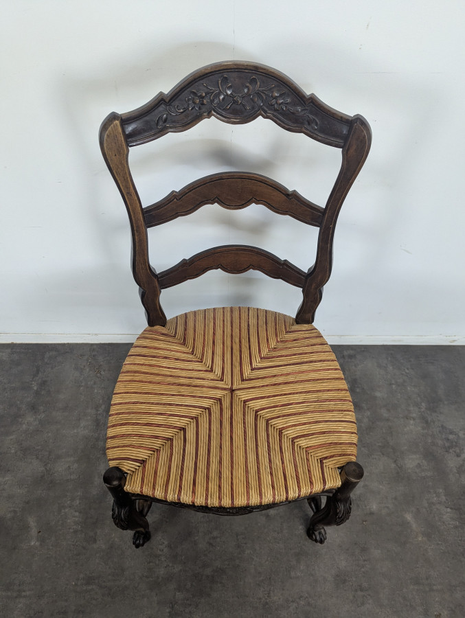 Série de 6 larges chaises de style Provençal en Noyer sculté