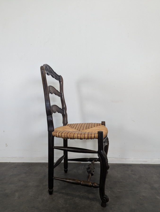 Série de 6 larges chaises de style Provençal en Noyer sculté