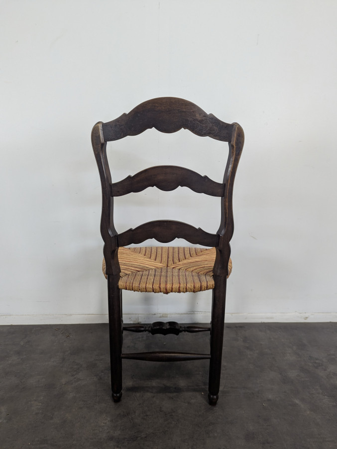 Série de 6 larges chaises de style Provençal en Noyer sculté