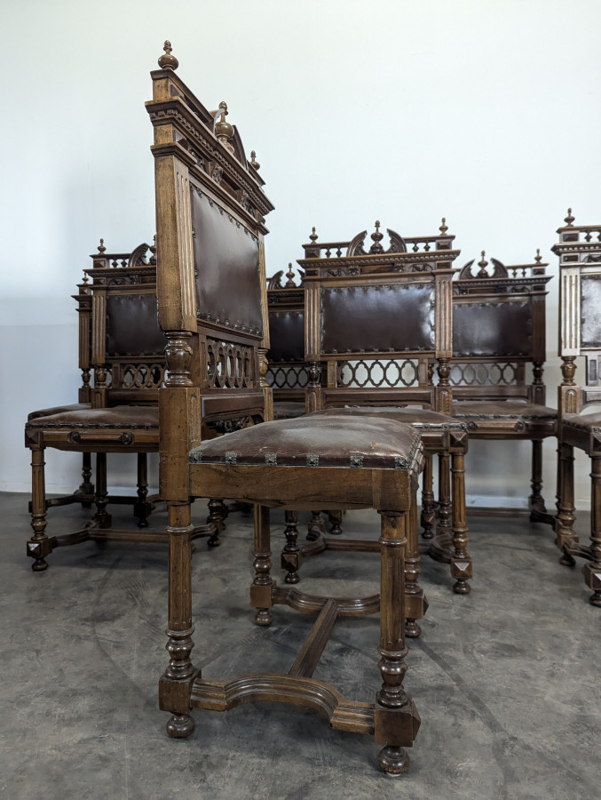 8 chaises de style Renaissance en noyer massif