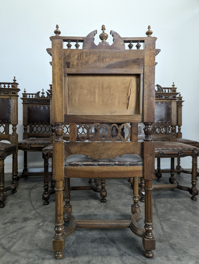 8 chaises de style Renaissance en noyer massif