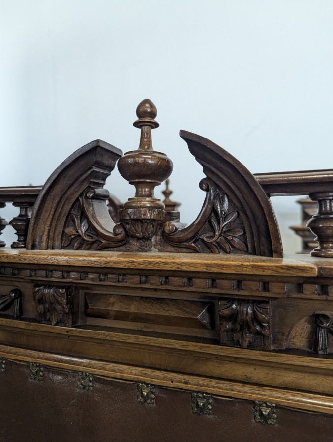 8 chaises de style Renaissance en noyer massif