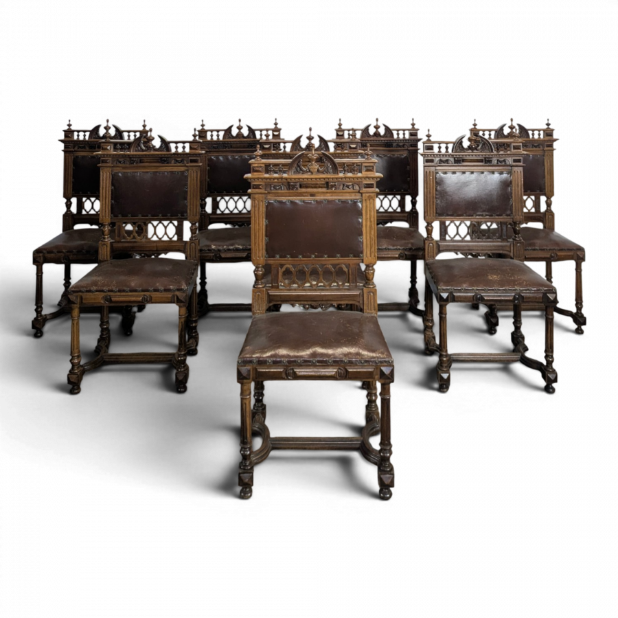 8 chaises de style Renaissance en noyer massif