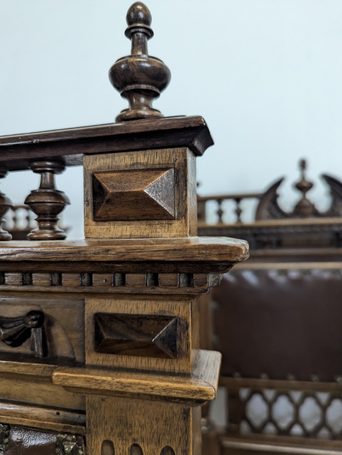 8 chaises de style Renaissance en noyer massif