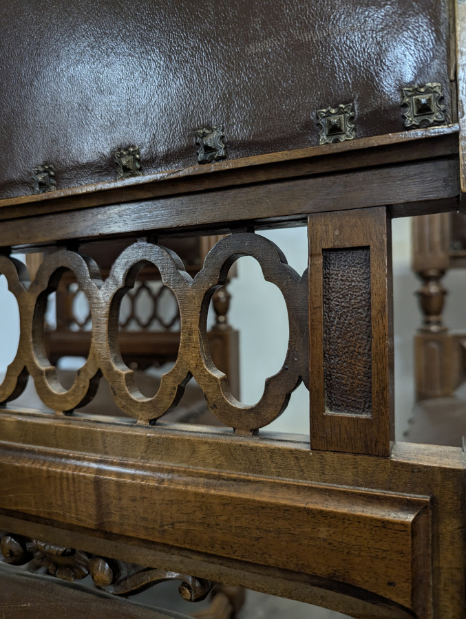 8 chaises de style Renaissance en noyer massif