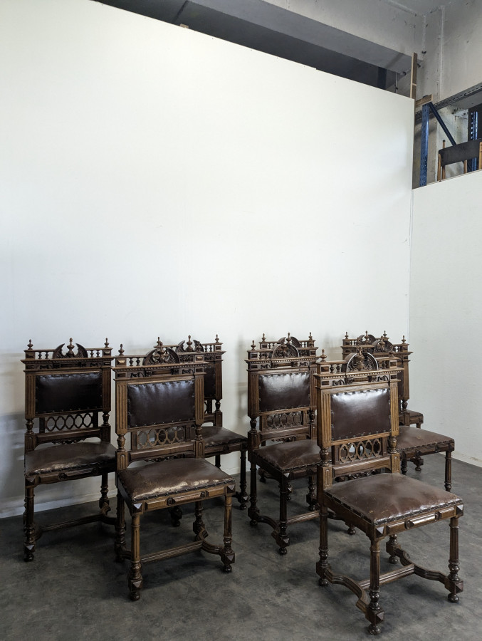 8 chaises de style Renaissance en noyer massif
