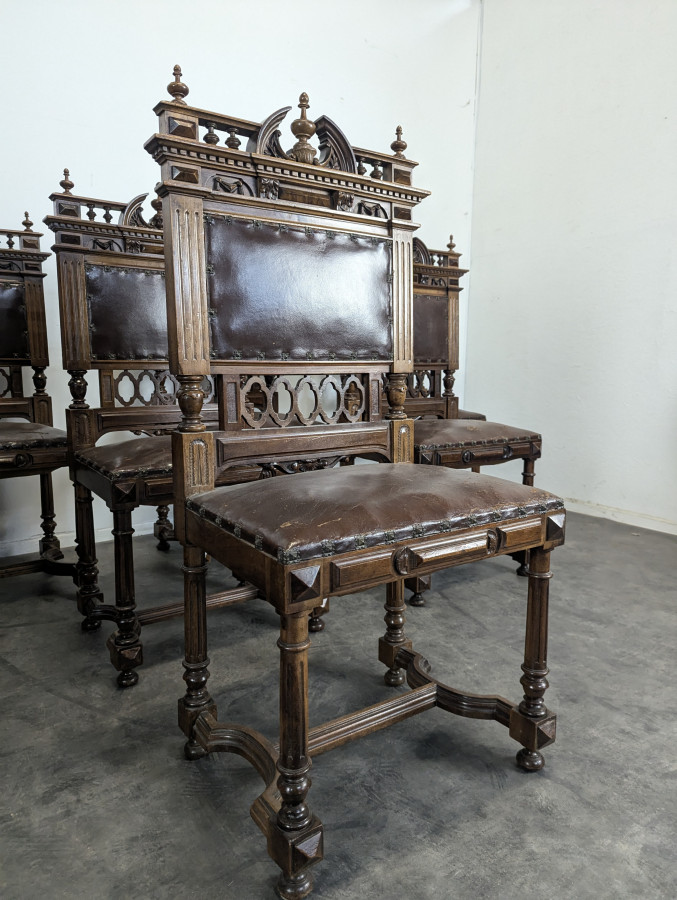 8 chaises de style Renaissance en noyer massif