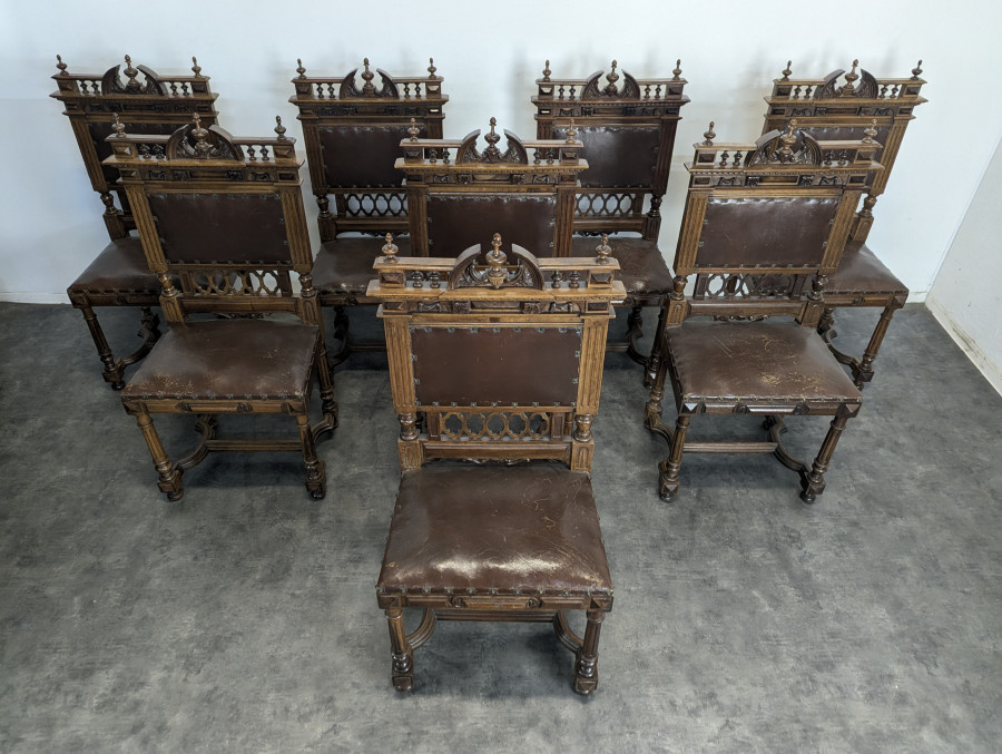 8 chaises de style Renaissance en noyer massif