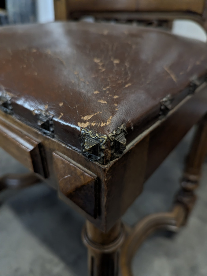 8 chaises de style Renaissance en noyer massif