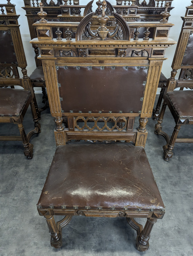 8 chaises de style Renaissance en noyer massif
