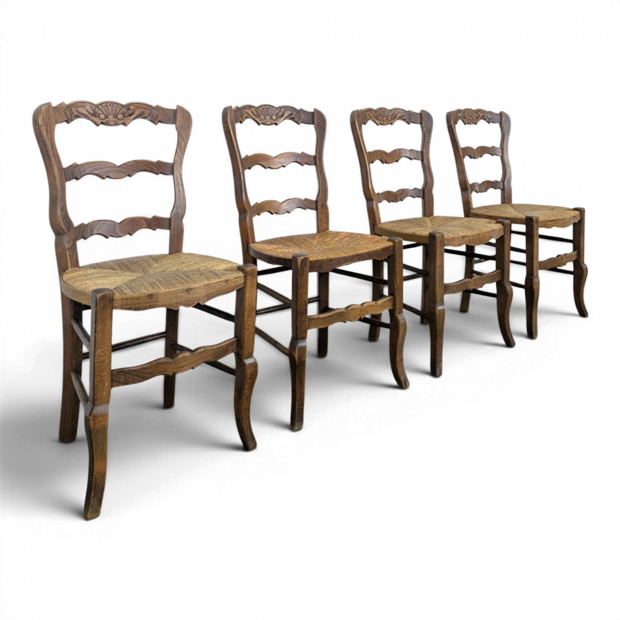 Serie de 4 chaises paillées de style Louis XV