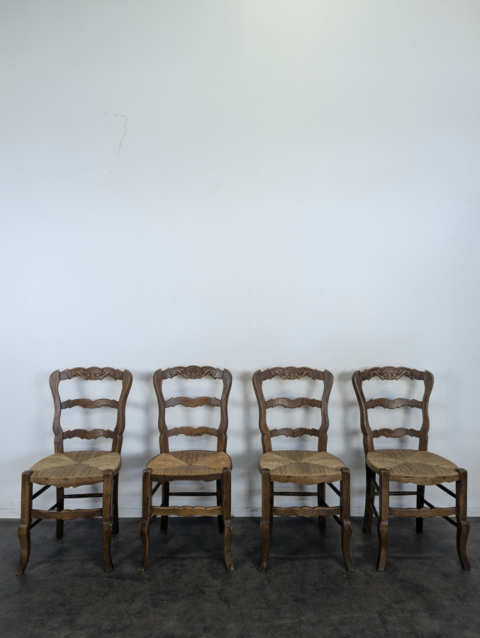 Serie de 4 chaises paillées de style Louis XV
