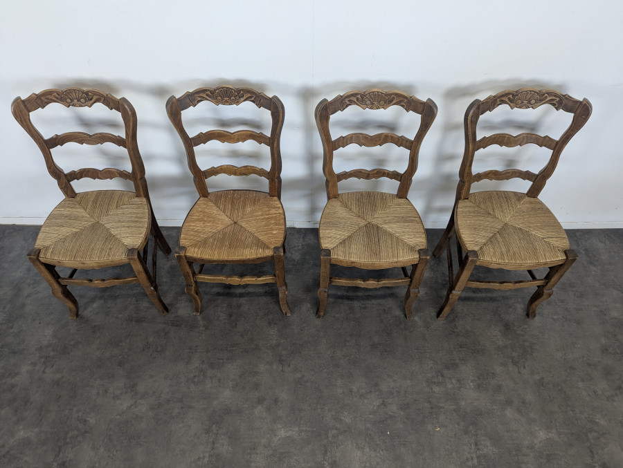 Serie de 4 chaises paillées de style Louis XV