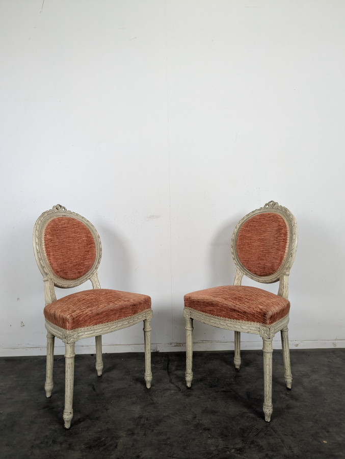 Paire de chaises médaillon Louis XVI en bois laqué