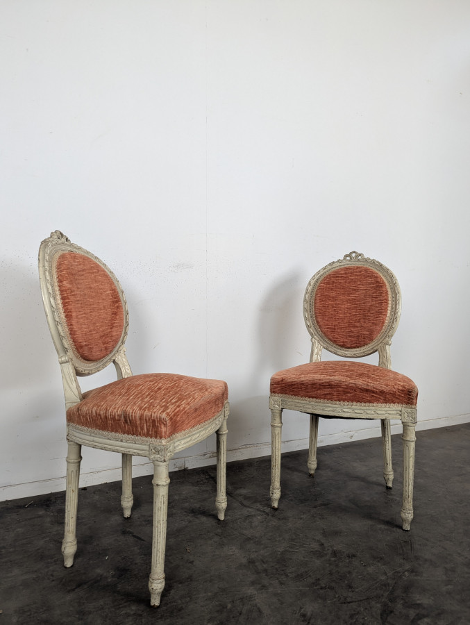 Paire de chaises médaillon Louis XVI en bois laqué