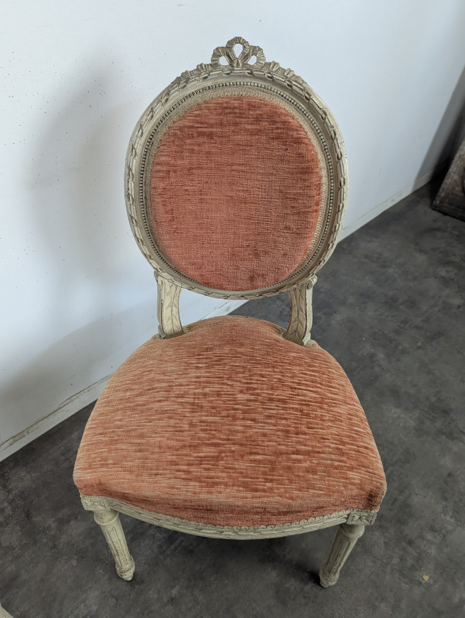 Paire de chaises médaillon Louis XVI en bois laqué