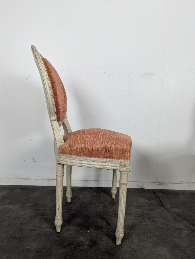 Paire de chaises médaillon Louis XVI en bois laqué