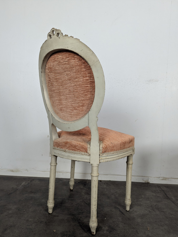 Paire de chaises médaillon Louis XVI en bois laqué