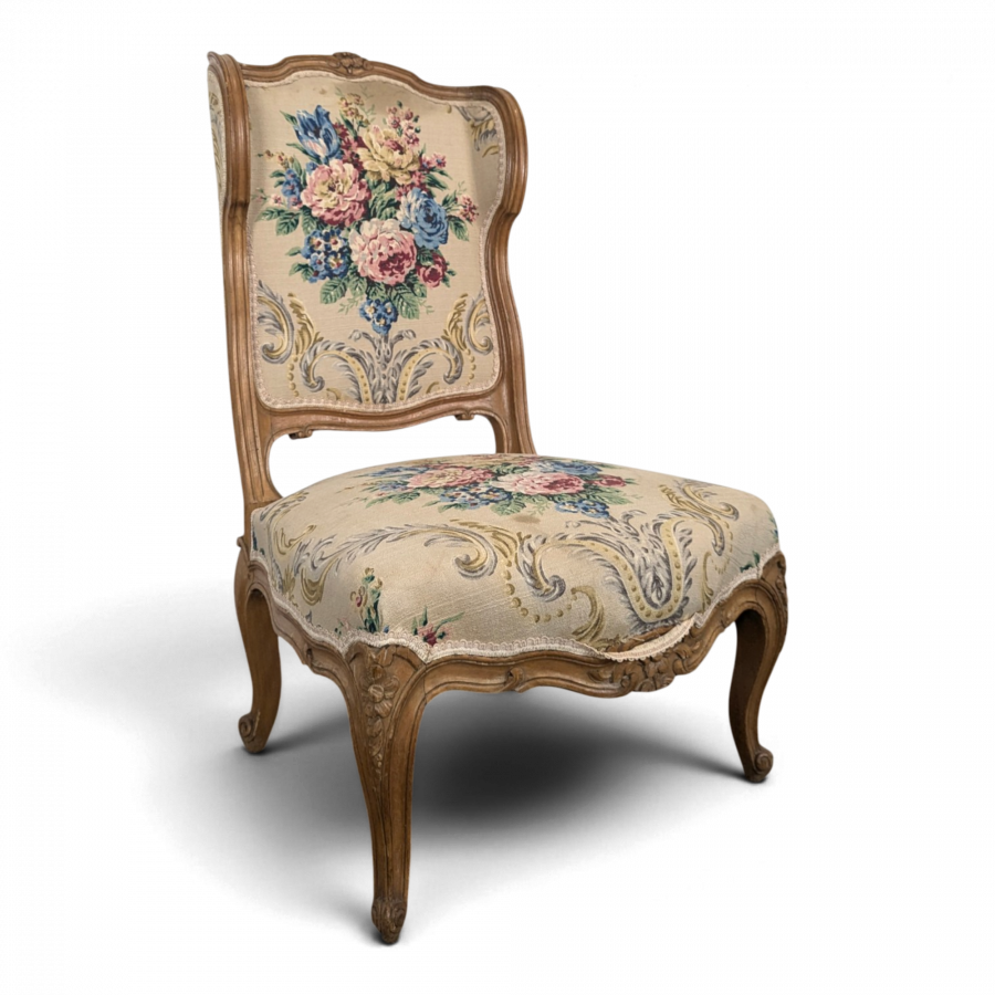 Chauffeuse de style Louis XV en bois naturel tapisserie à bouquet