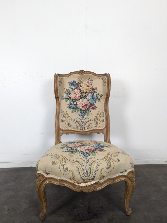 Chauffeuse de style Louis XV en bois naturel tapisserie à bouquet