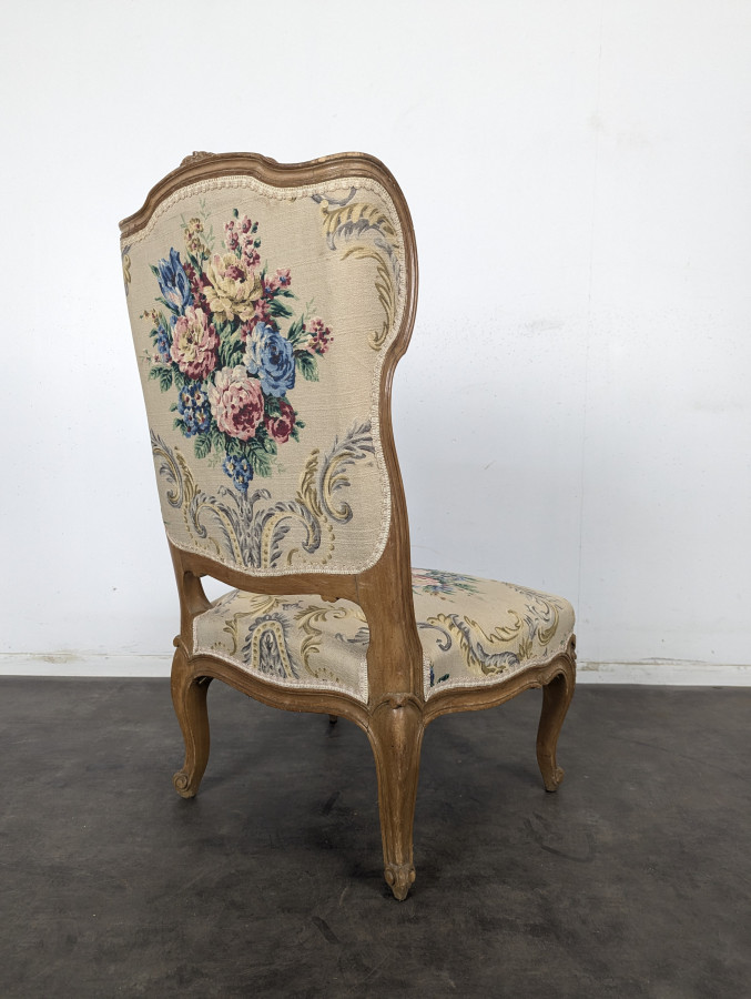Chauffeuse de style Louis XV en bois naturel tapisserie à bouquet