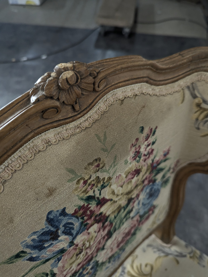 Chauffeuse de style Louis XV en bois naturel tapisserie à bouquet