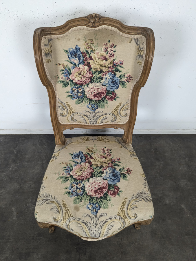 Chauffeuse de style Louis XV en bois naturel tapisserie à bouquet