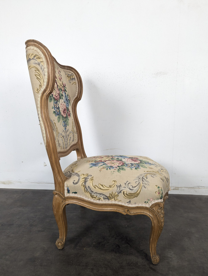 Chauffeuse de style Louis XV en bois naturel tapisserie à bouquet