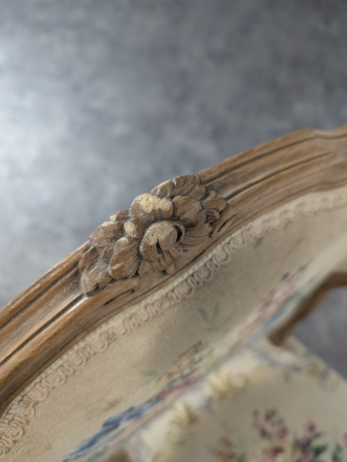 Chauffeuse de style Louis XV en bois naturel tapisserie à bouquet