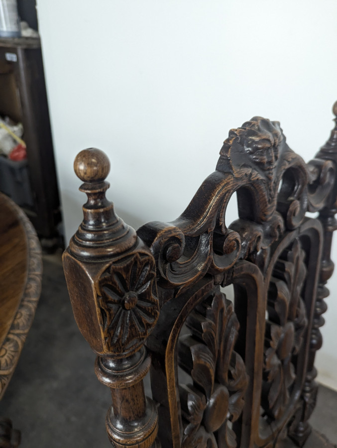 Série de 6 chaises Henri II en chêne sculpté ajouré assise cannée