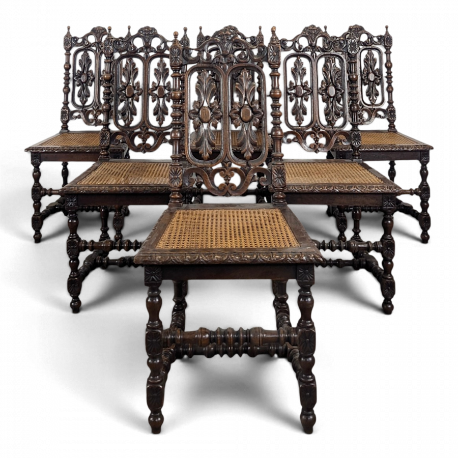 Série de 6 chaises Henri II en chêne sculpté ajouré assise cannée