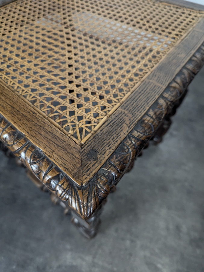 Série de 6 chaises Henri II en chêne sculpté ajouré assise cannée