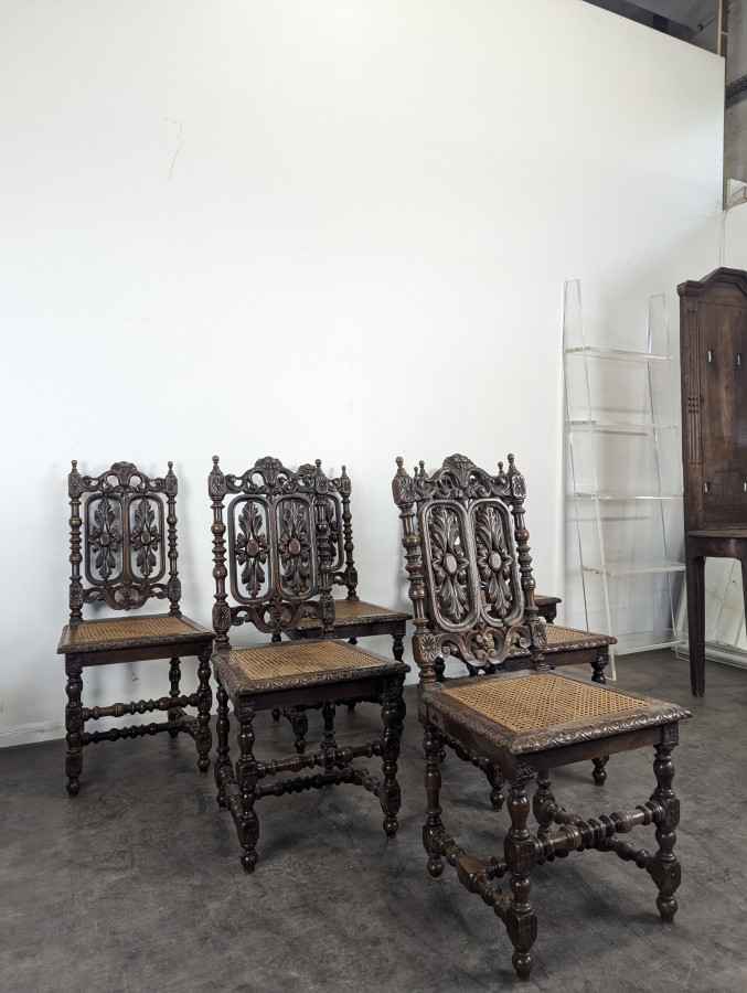 Série de 6 chaises Henri II en chêne sculpté ajouré assise cannée