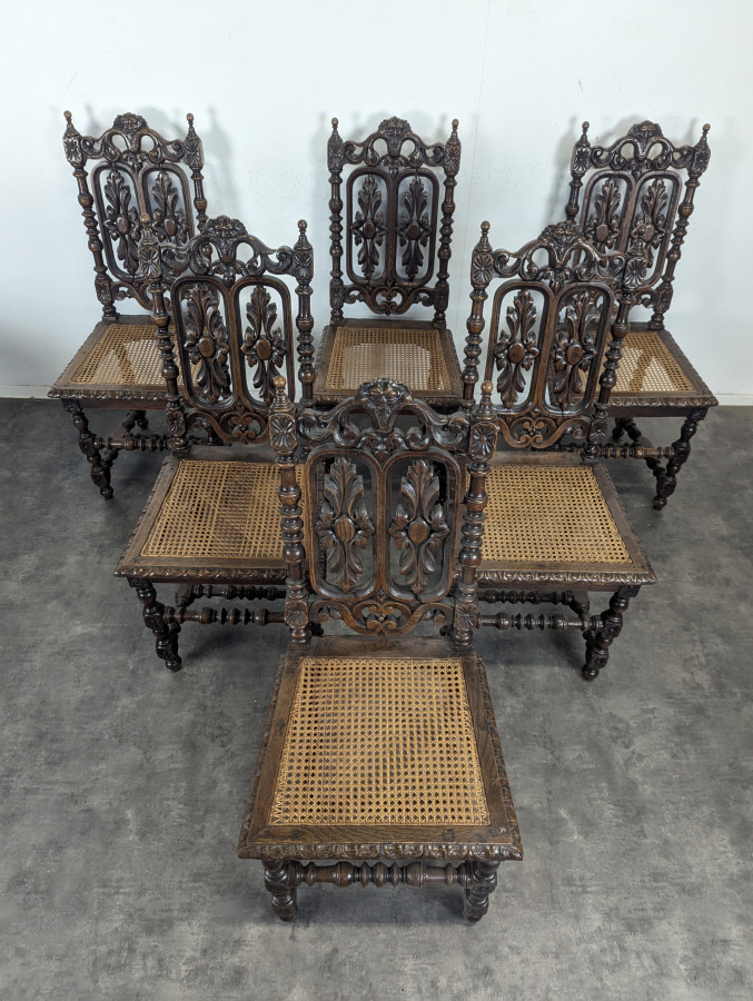 Série de 6 chaises Henri II en chêne sculpté ajouré assise cannée
