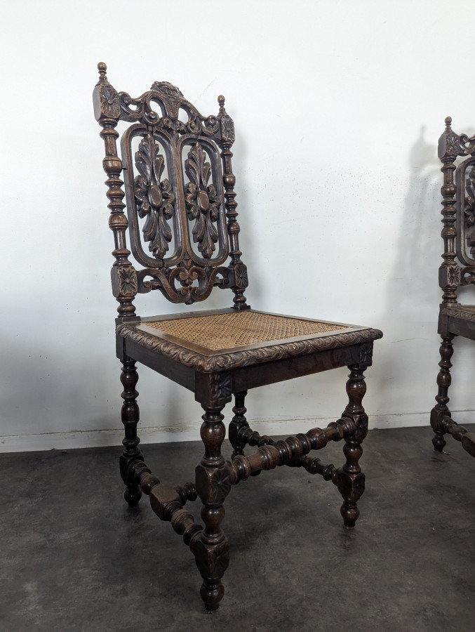 Série de 6 chaises Henri II en chêne sculpté ajouré assise cannée
