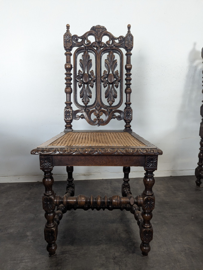 Série de 6 chaises Henri II en chêne sculpté ajouré assise cannée