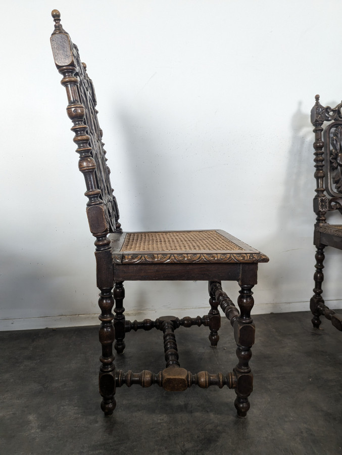 Série de 6 chaises Henri II en chêne sculpté ajouré assise cannée