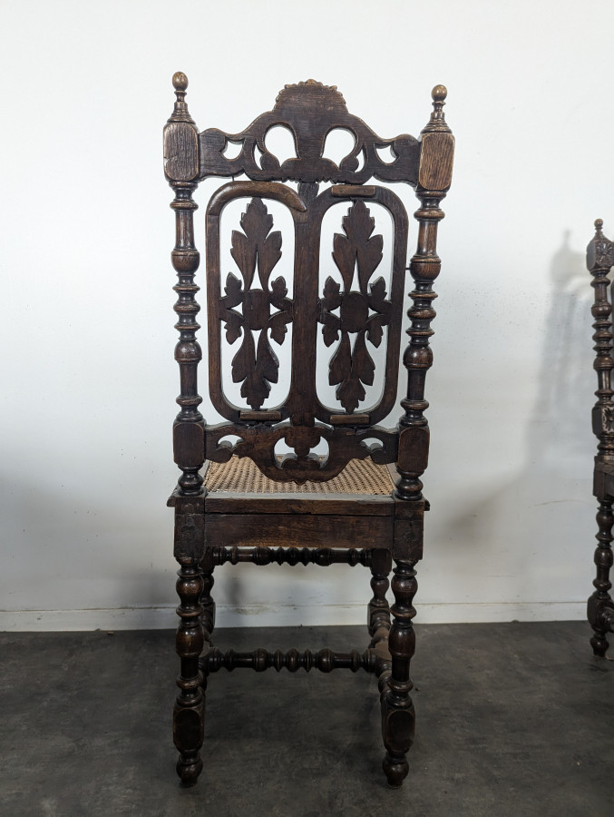 Série de 6 chaises Henri II en chêne sculpté ajouré assise cannée